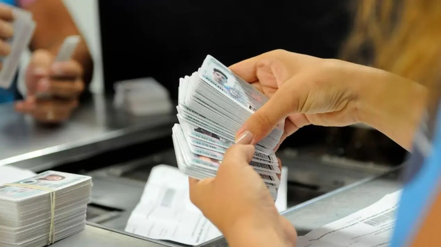 El nuevo DNI trae un chip y está hecho con otro material: cuánto cuesta